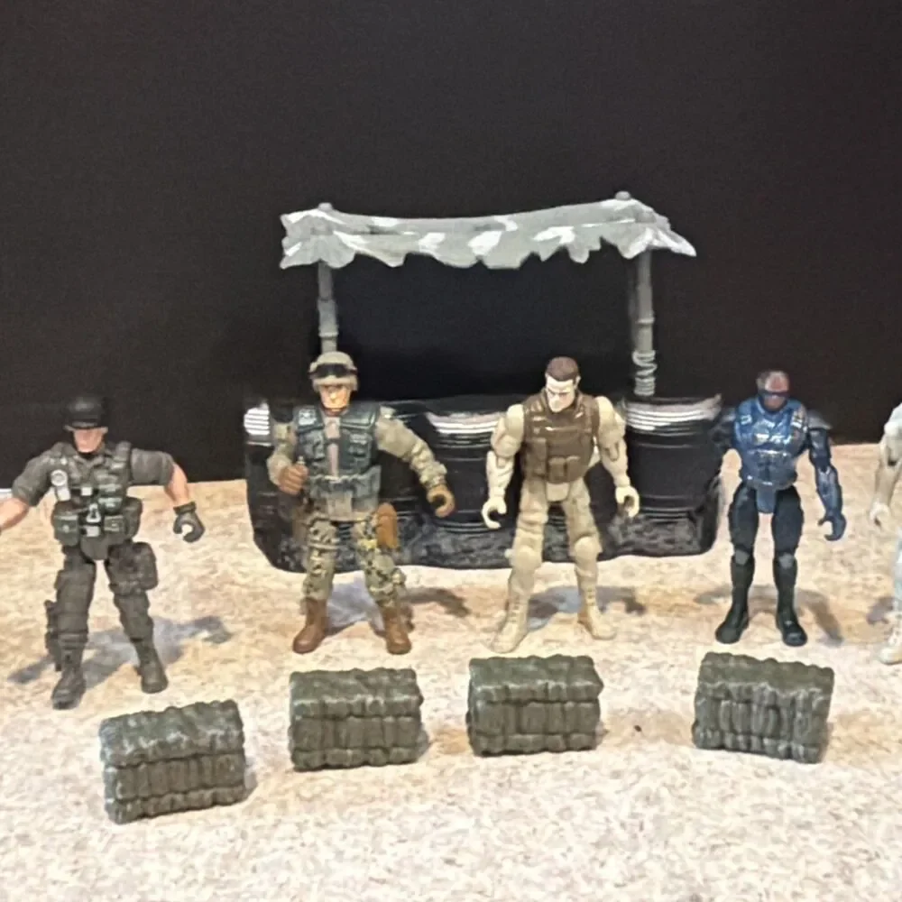 Military Action Figure Lot 5 Soldiers + Oil Drum Stand & 4 Sandbags 4” Toys